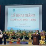 Thầy giáo TS. Vũ Quang Giảng – Trưởng Khoa Nông Lâm, trường Đại học Tây Bắc vinh dự nhận danh hiệu Chiến sỹ thi đua toàn quốc tại lễ khai giảng năm học mới 2021 – 2022