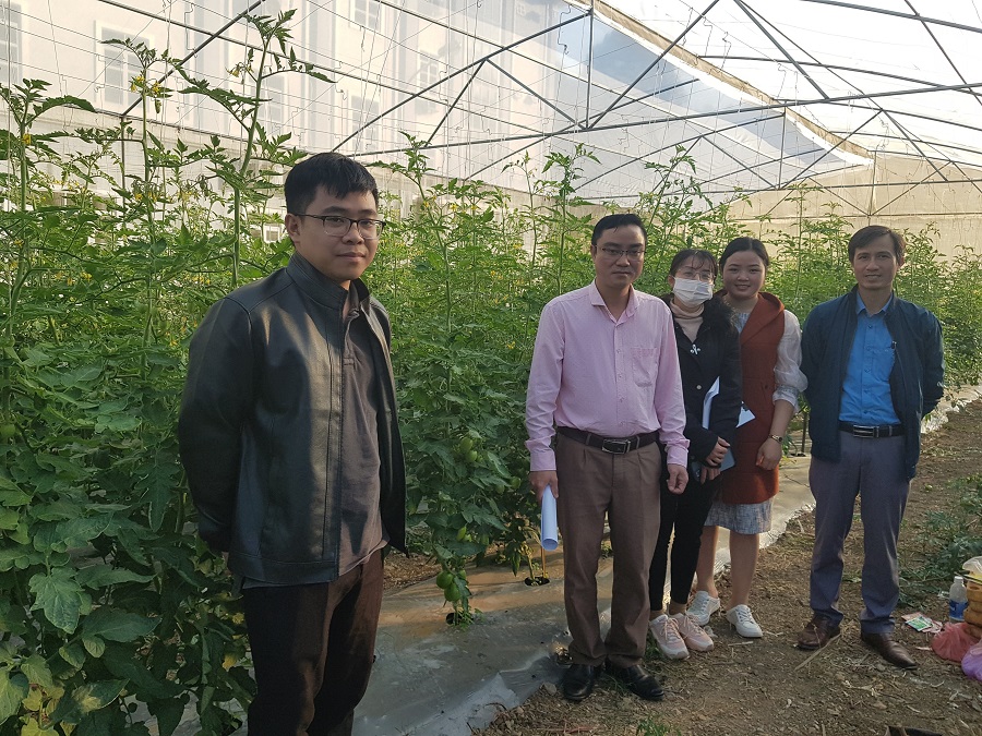 Trung tâm Nông nghiệp bền vững, Trường Đại học Tây Bắc hỗ trợ xây dựng mô hình trồng cà chua trong nhà màng tại Trung tâm hỗ trợ nông dân tỉnh Sơn La